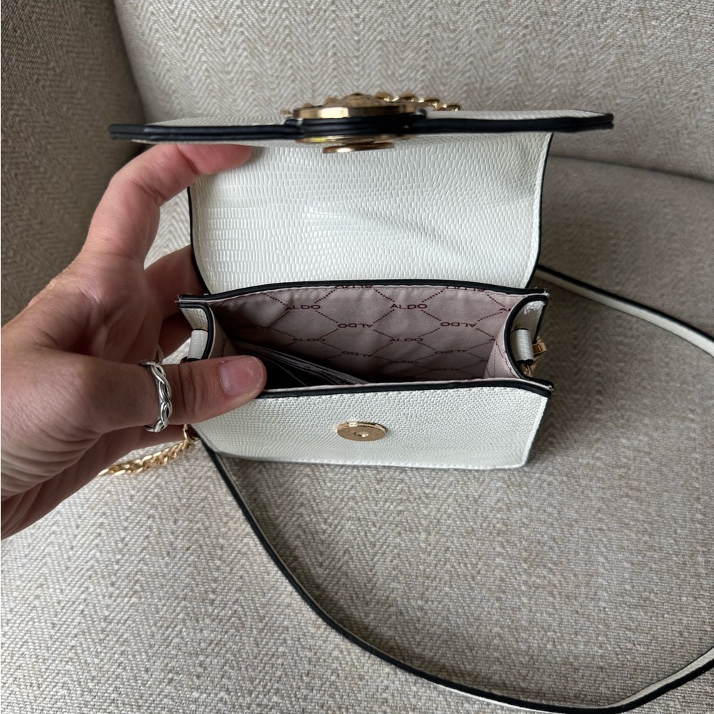 Elegant White Handbag with Gold Accents - Picture 6 of 6